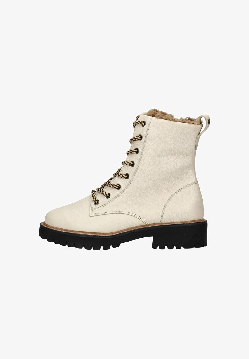 Botas de cuero color crema con cordones, con un cuello de piel sintética, suela de goma negra y acentos metálicos en los cordones.