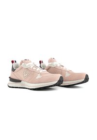 Scarpe sportive rosa chiaro realizzate in materiali scamosciati e in rete. Presentano lacci bianchi, una suola in gomma nera e un logo sul lato.