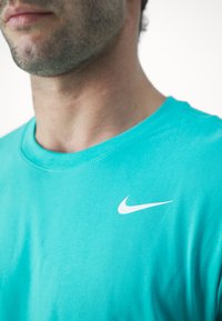 Nike Performance CREW SOLID - T-skjorte til trening - dusty cactus