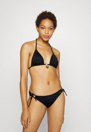 Svart bikini med trekantstopp og detalj av gullring i midten, samt justerbare knytinger på sidene av underdelen. Glatt tekstur.