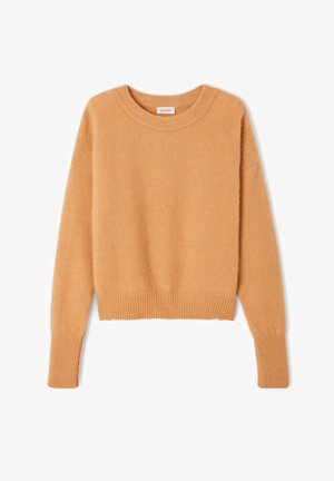 Suéter de color ámbar hecho de un material suave y peludo. Presenta un cuello redondo, puños acanalados y un diseño corto con un ajuste relajado.