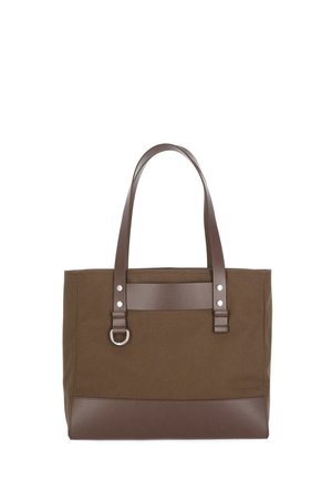 Borsa tote in tela marrone con manici e base in pelle marrone scuro, con borchie argento e un anello in metallo su un manico.