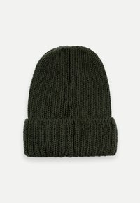 Căciulă tricotată de culoare verde închis, cu o textură ribbed și o mansetă pliată. Fabricată din fir moale, cu o potrivire strânsă pentru căldură.