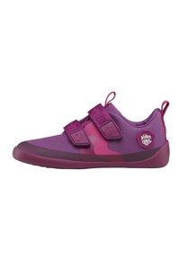Paars kinderschoenen met een gestructureerde bovenkant, twee klittenbandsluitingen, een rubberen zool en een ronde logo-detail aan de zijkant.