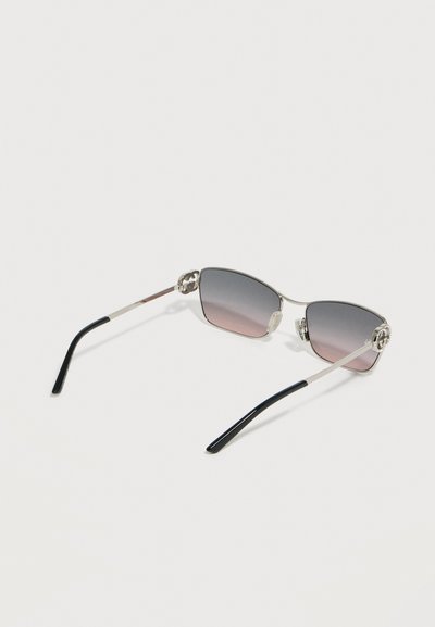 Ορθογώνια γυαλιά ηλίου με ασημένιους σκελετούς, φακούς με βαθμιαία μετάβαση από σκούρο σε ανοιχτό και μαύρες άκρες στα αυτιά, εμφανιζόμενα από γωνία πλάγιας-πίσω όψης σε λευκό φόντο.