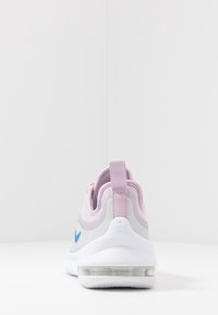 Nike träningsskor i rosa och grått, med en meshovandel, vadderad krage, en blå logotyp och en synlig luftkudding i sulan.