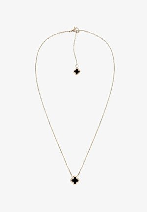 Delikatny złoty naszyjnik z dwoma czarnymi wisiorkami w kształcie czterolistnej koniczyny, jednym małym przy zapięciu i jednym większym na środku.