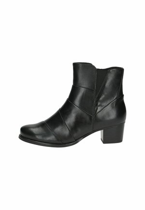 Bottine en cuir noir avec un bout arrondi, présentant un design texturé et un talon empilé. Panneaux latéraux élastiques pour un enfilage facilitée.