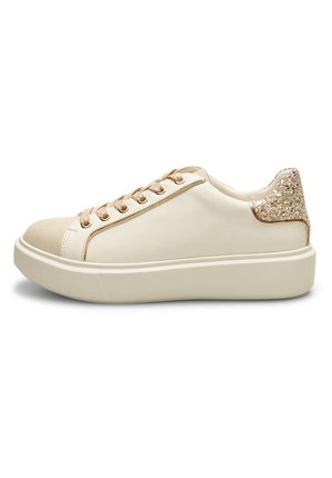 Sneaker in pelle bianca con punta in suede beige, occhielli dorati e una accentuazione glitterata dorata sul tallone. Presenta una suola spessa in gomma bianca.