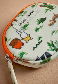 Okrugla tkanina torbica s narančastim zatvaračem, s crtanih životinjama i biljkama na bijeloj pozadini. Oznaka glasi "Cath Kidston x Miffy."