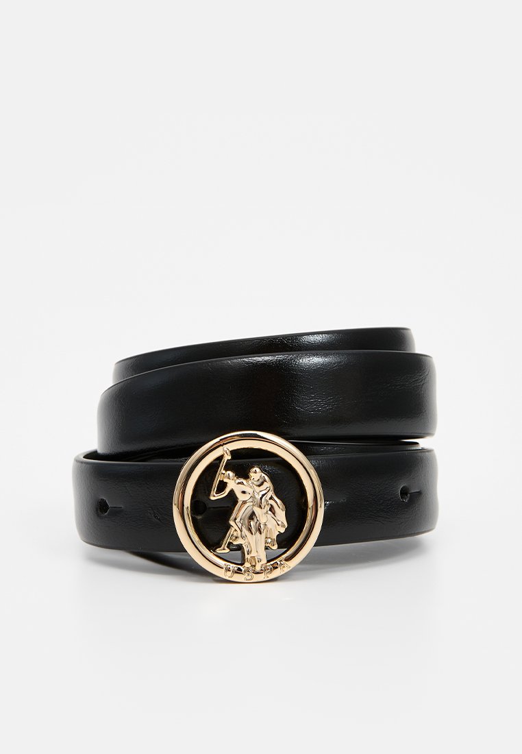 Ceinture en cuir noir avec une boucle circulaire en or présentant un design figuratif détaillé. La ceinture est lisse et dispose de plusieurs trous de réglage.