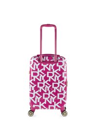 Maleta rígida en rosa con un gran patrón de logotipos blancos. Cuenta con un asa extensible, cuatro ruedas para una mayor maniobrabilidad y detalles en dorado.