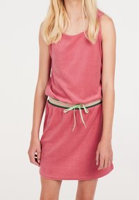 Abito in spugna rosa con design senza maniche e vita aderente. Presenta un cordoncino verde a contrasto e una consistenza morbida e rilassata.