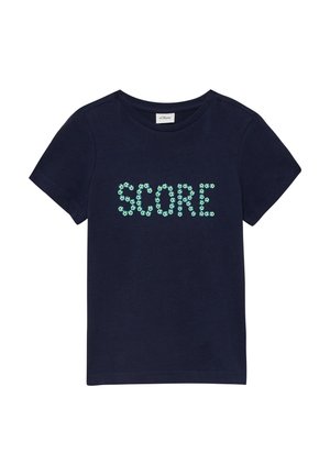 Marineblaue T-Shirt mit kurzen Ärmeln, auf der Vorderseite steht das Wort "SCORE" in blauen und grünen Blumenmustern geschrieben.