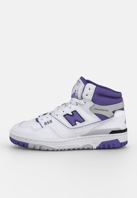 Bílé kožené vysoké tenisky s fialovými akcenty. Mají perforované panely a logo "New Balance" na boku.