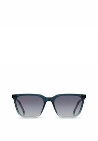 Lunettes de soleil rectangulaires avec une monture en plastique vert foncé, des verres gris dégradés et des embouts transparents. Texture lisse avec un minimalisme dans les détails.