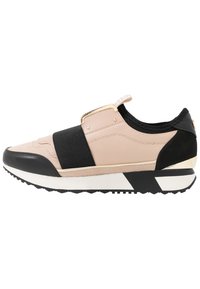 Baskets rose et noires avec cuir lisse, bande élastique et semelle texturée, un entre-souci blanc et des accents dorés.