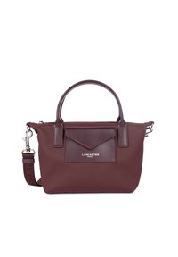 Borsa bordeaux in pelle con finitura testurizzata, dotata di doppio manico superiore, tracolla rimovibile e tasca frontale con pattina.
