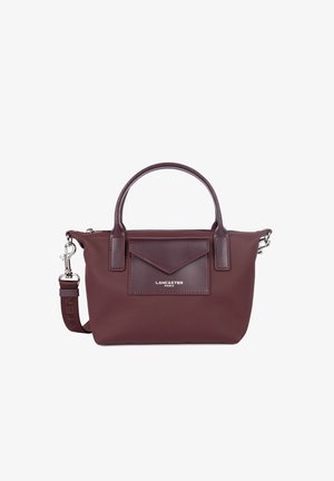 Borsa bordeaux in pelle con finitura testurizzata, dotata di doppio manico superiore, tracolla rimovibile e tasca frontale con pattina.