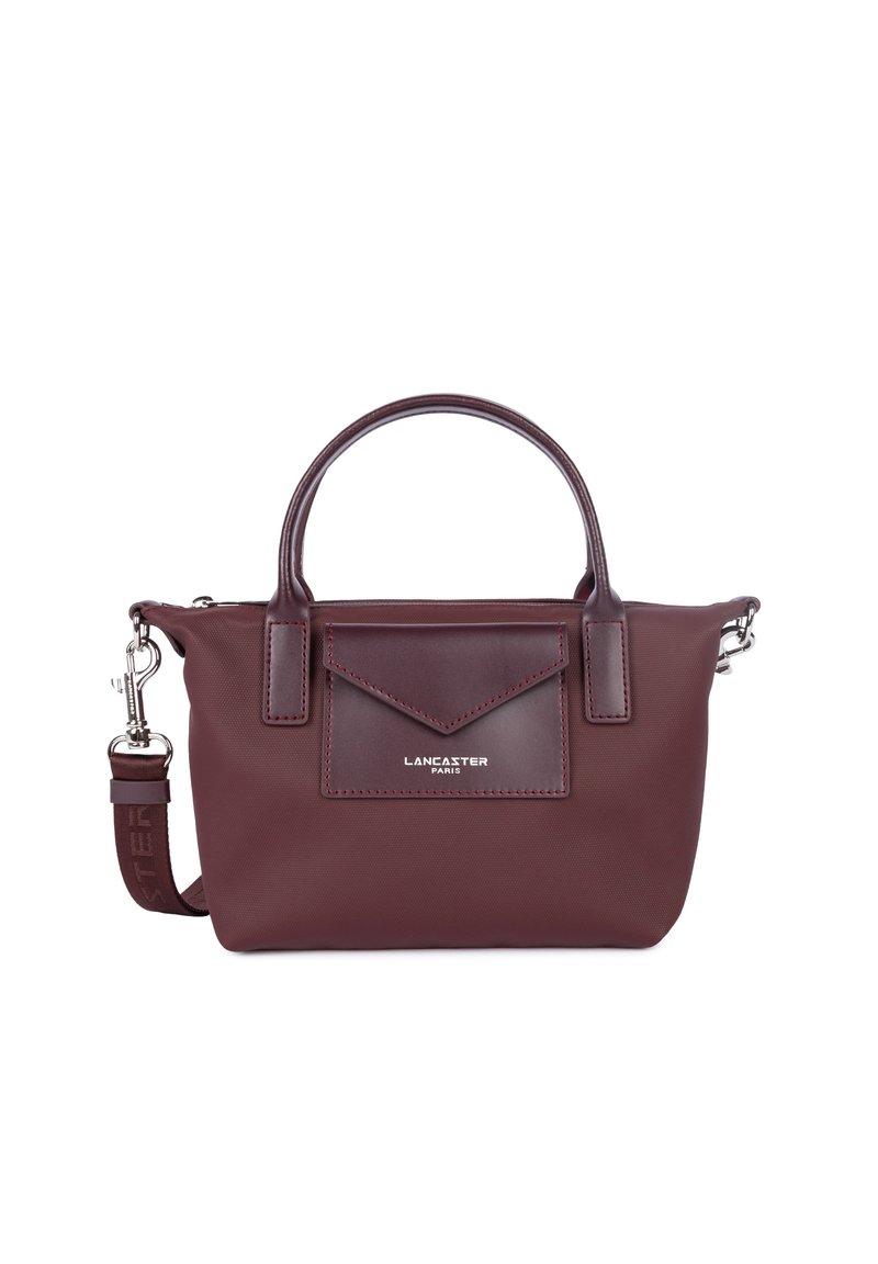 Borsa bordeaux in pelle con finitura testurizzata, dotata di doppio manico superiore, tracolla rimovibile e tasca frontale con pattina.