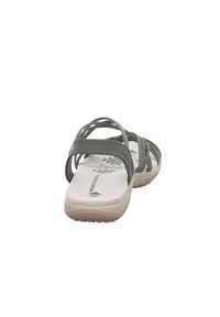 Sandalias grises con múltiples tiras texturizadas, una plantilla acolchada y una suela suave de color rosa claro, diseñadas para comodidad y soporte.