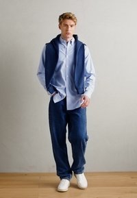 Scotch & Soda SEASONAL CORE SOLID REGULAR FIT SHIRT - Camisa - blue bonnet