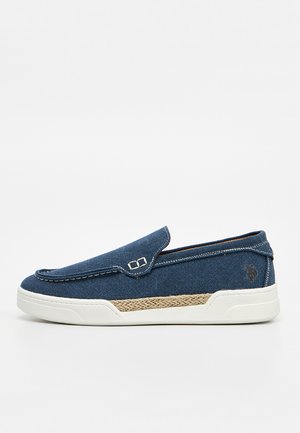 Scarpa casual blu slip-on con suola in gomma bianca e dettaglio in juta intrecciata lungo il lato, con cuciture a contrasto e piccola fibbia decorativa.