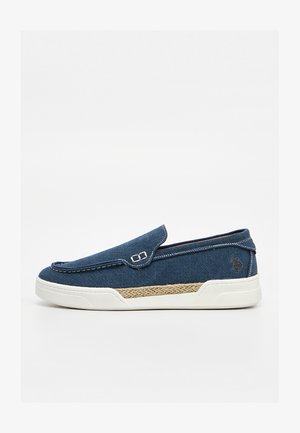 Scarpa casual blu slip-on con suola in gomma bianca e dettaglio in juta intrecciata lungo il lato, con cuciture a contrasto e piccola fibbia decorativa.