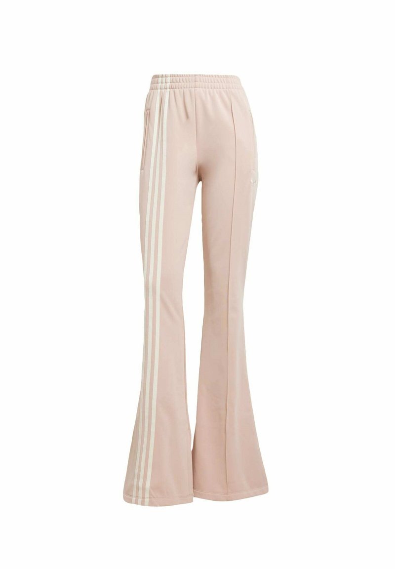Joggings évasés rose clair en tissu doux, avec des rayures latérales blanches, une taille élastique et deux poches avant.