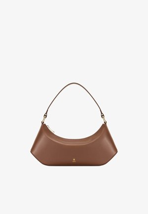 Sac à main en cuir marron en forme de croissant avec une seule poignée supérieure et un petit logo doré au centre avant.