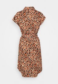 Abito a maniche corte con motivo leopardato in arancione, nero e beige, dotato di una vita elastica per un look aderente.