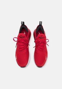 Rote Sportschuhe aus atmungsaktivem Mesh mit schwarzen Akzenten, mit Schnürdesign, gepolsterter Sohle und einem weißen Nike-Swoosh.