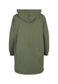Giacca lunga verde oliva con cappuccio dal fit rilassato, caratterizzata da maniche lunghe e una texture morbida. Nessun motivo visibile o dettagli in metallo.