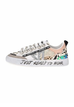 Sneaker realizzato con materiali misti: rete rosa, dettagli con stampa animale, glitter argento e decorazioni con strass. Suola bianca con testo.
