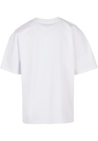 T-shirt bianco a maniche corte, realizzato in cotone, con scollatura rotonda e vestibilità comoda, caratterizzato da una texture liscia e senza motivi visibili.