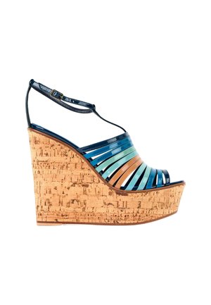 Sandale compensée avec semelle en liège et brides brillantes multicolores bleues et beige, avec boucle à la cheville et design à bout ouvert.