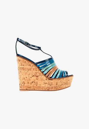 Sandale compensée avec semelle en liège et brides brillantes multicolores bleues et beige, avec boucle à la cheville et design à bout ouvert.