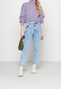 Monki Džíny Relaxed Fit - light blue