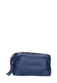 Borsa a pochette in pelle blu con finitura testurizzata, chiusura con zip e un pon-pon decorativo. Presenta bordi inferiori curvi e hardware in tonalità argento.