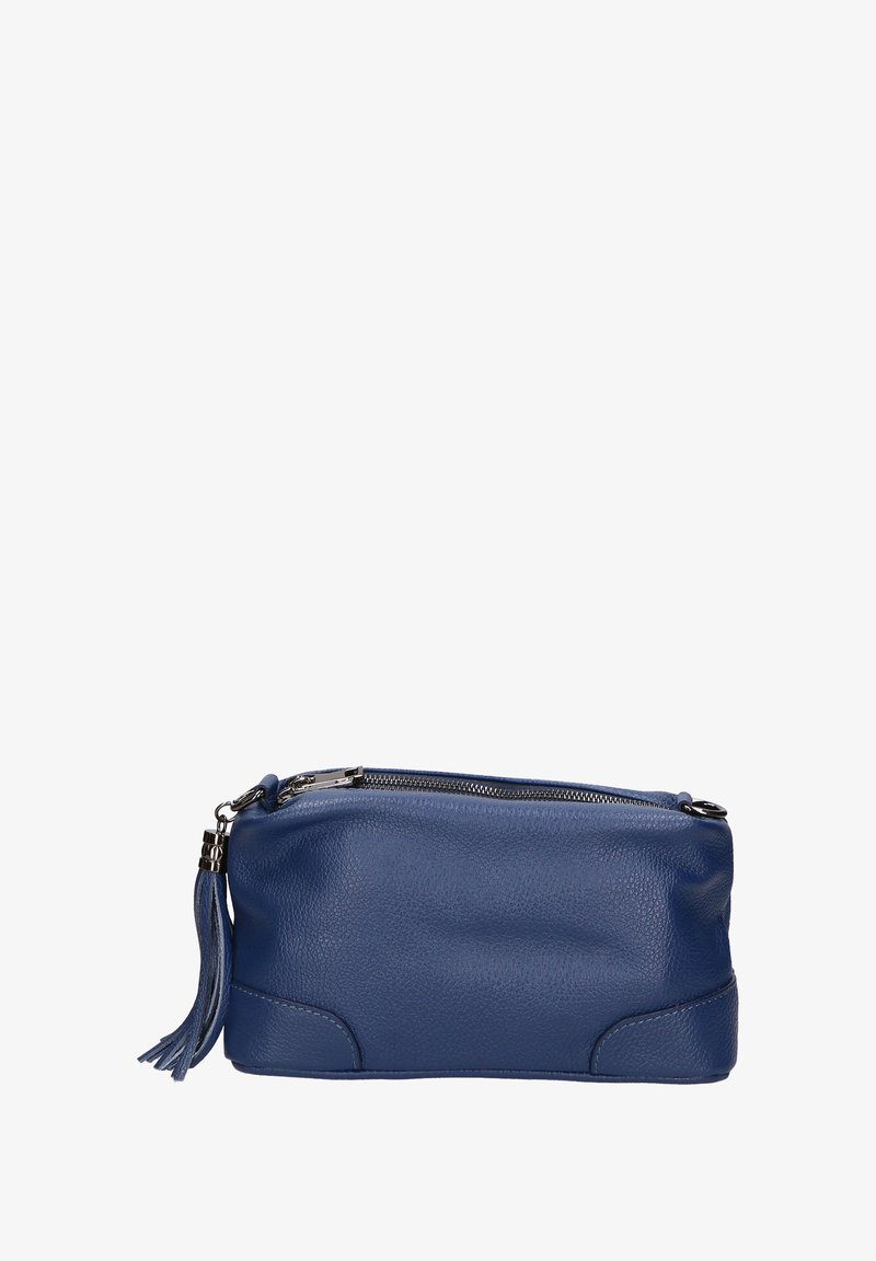 Borsa a pochette in pelle blu con finitura testurizzata, chiusura con zip e un pon-pon decorativo. Presenta bordi inferiori curvi e hardware in tonalità argento.