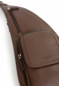 Borsa a tracolla in pelle marrone con finitura testurizzata, dotata di una tasca frontale e aperture con zip. La ferramenta resistente evidenzia il design.