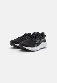 Des chaussures de sport noires avec une tige en maille, des accents blancs et une semelle rembourrée. Elles disposent d'un design à lacets standard pour un ajustement sécurisé.
