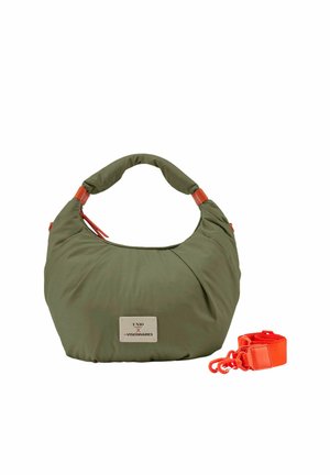 Sac à épaule matelassé vert olive avec des accents orange, fermeture éclair, écusson de la marque et sangle ajustable amovible de couleur orange vif à côté.
