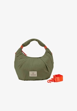 Olivgrüne gesteppte Schultertasche mit orangefarbenen Akzenten, Reißverschluss, Markenpatch und abnehmbarem, hellorangefarbenem verstellbarem Schulterriemen daneben.