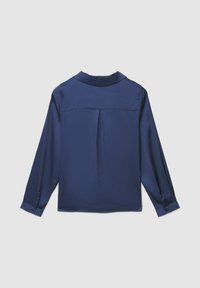 Blouse en satin bleu marine avec manches longues, col, pli dans le dos et poignets boutonnés. Texture lisse avec un léger éclat.
