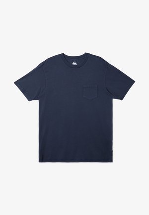Sötétkék pamut póló rövid ujjakkal, kerek nyakkivágással és egy kis patch zsebével a bal mellen. Simább textúra, laza fazon.