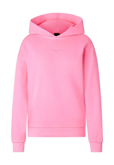 Sweat à capuche rose vif avec manches longues, poignets côtelés et un logo brodé discret sur la poitrine.
