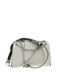 Borsa a tracolla in pelle sintetica beige con dettagli neri, forma rettangolare, tracolla in catena argentata e una texture liscia. Presenta accessori in metallo.