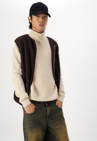 Selected Homme SLHRELAX GILET - Liemenė - chocolate torte