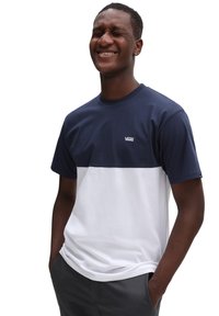 Námořnická modrá a bílá tričko s krátkým rukávem s logem Vans. Bavlněný materiál, design s kulatým výstřihem, styl s blokováním barev, hladká textura.